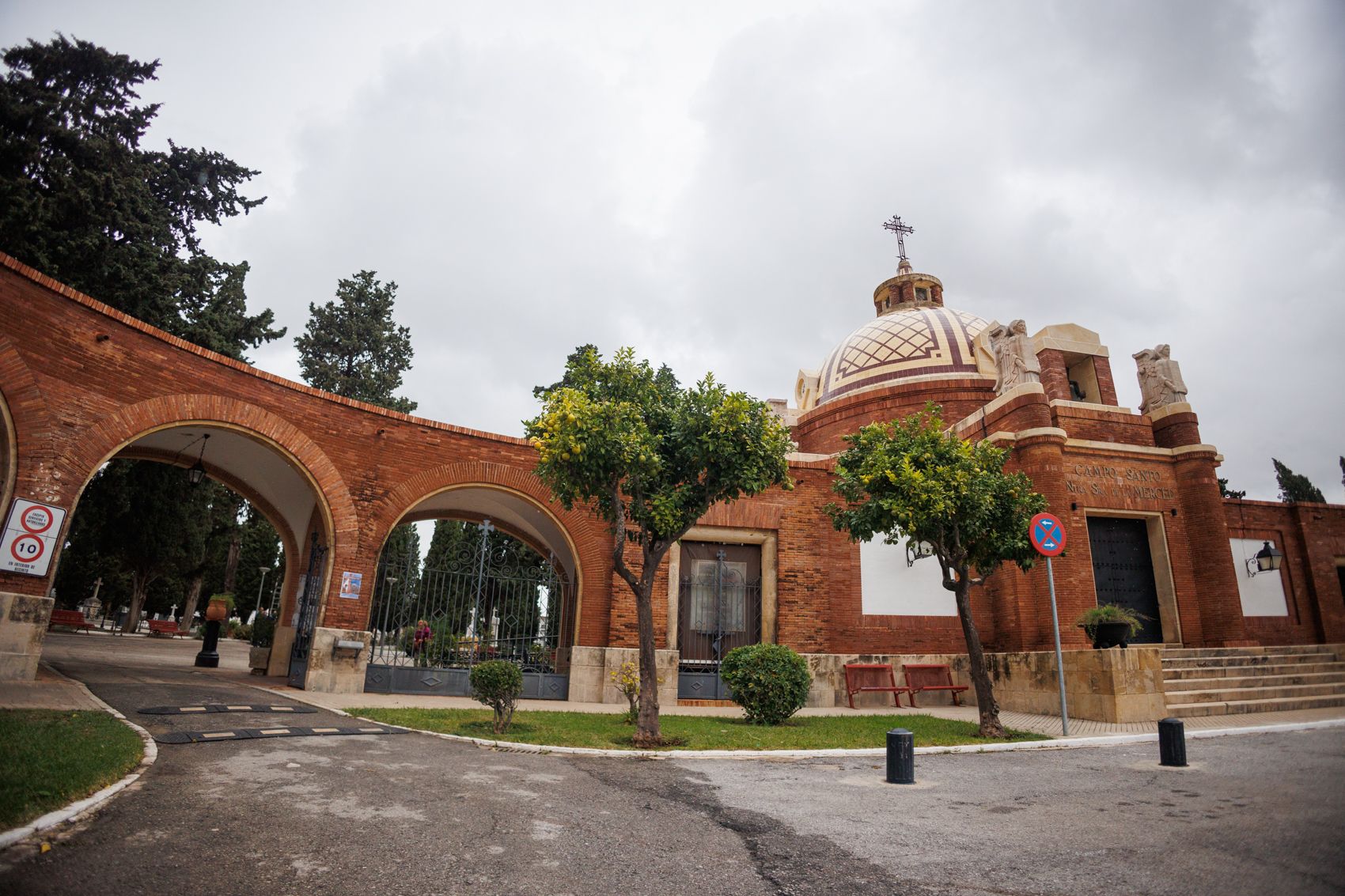 Un inusual Día de Todos los Santos en el cementerio de Jerez