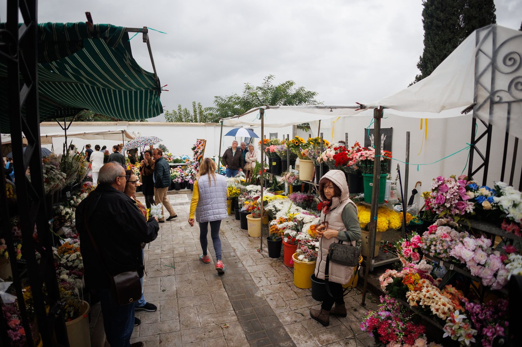 Un inusual Día de Todos los Santos en el cementerio de Jerez