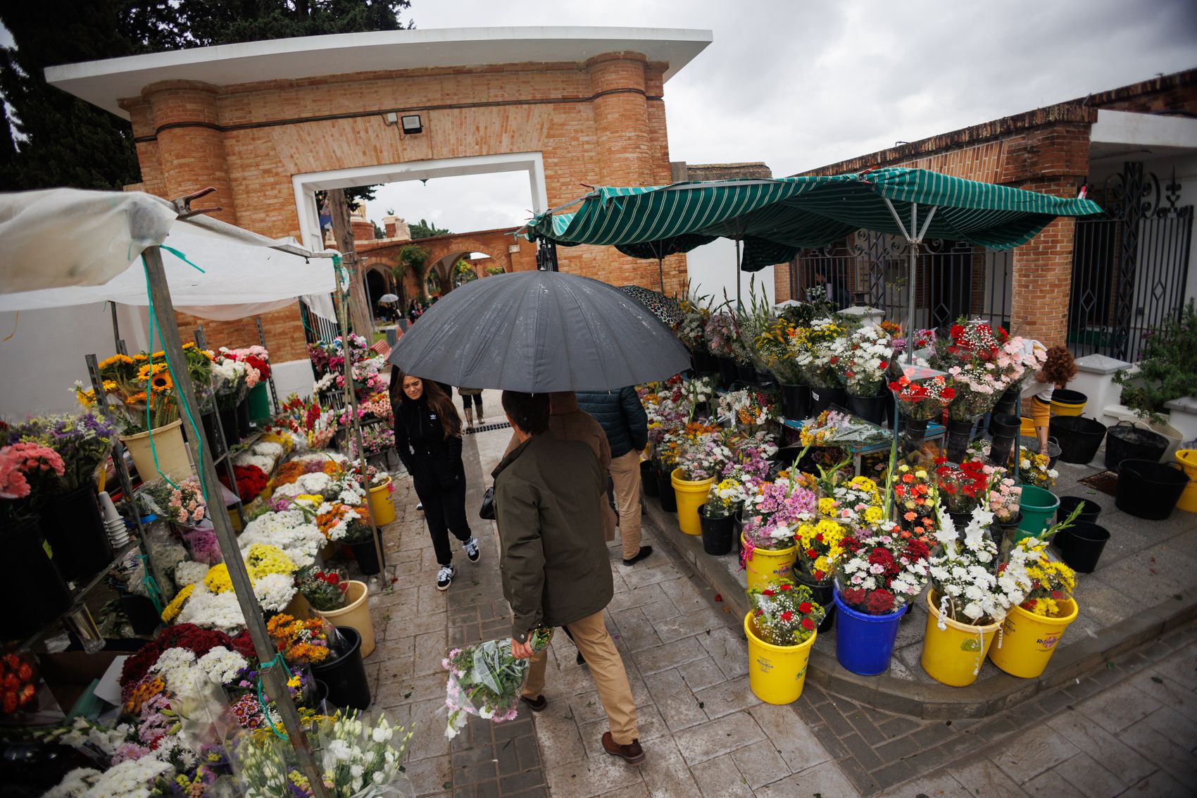 Un inusual Día de Todos los Santos en el cementerio de Jerez