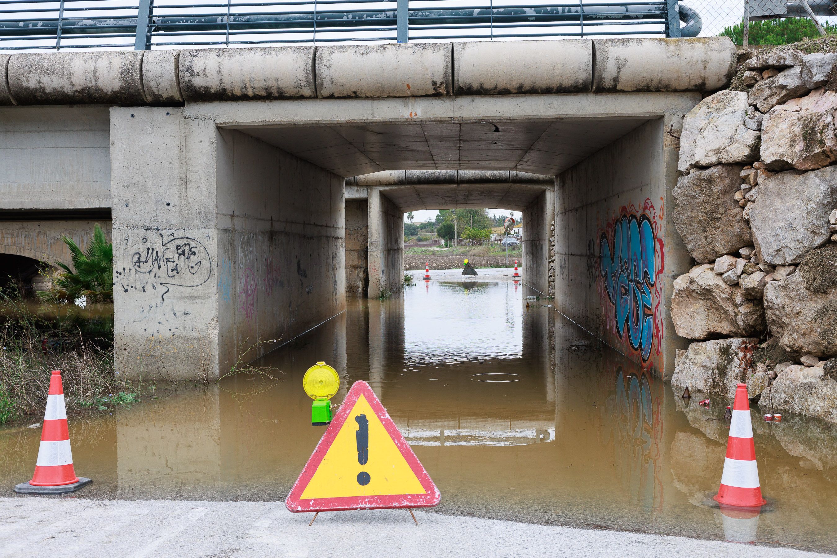 Uno de los puentes cortados en las Pachecas  por el desborde del Guadalete