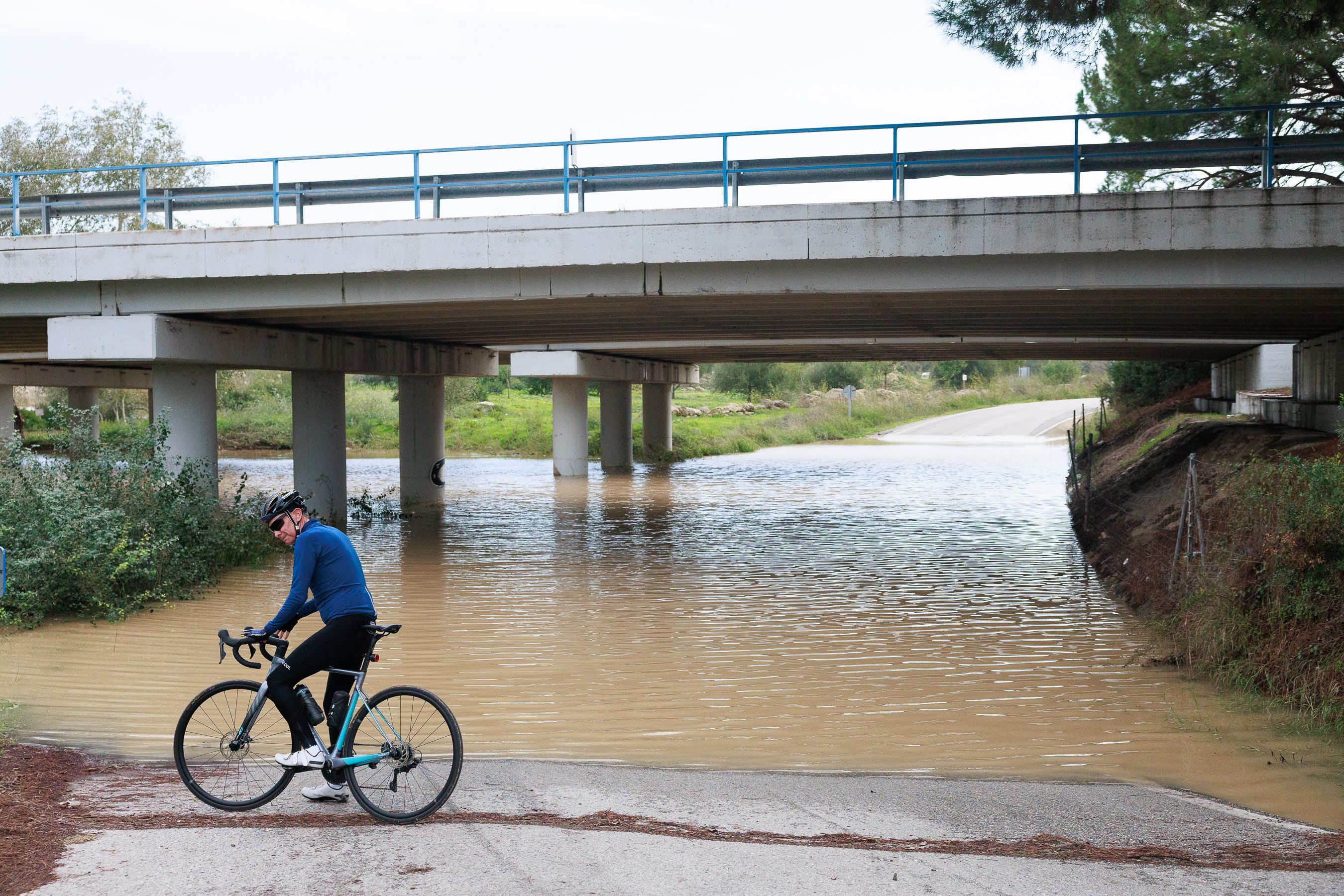 Uno de los puentes cortados en las Pachecas  por el desborde del Guadalete