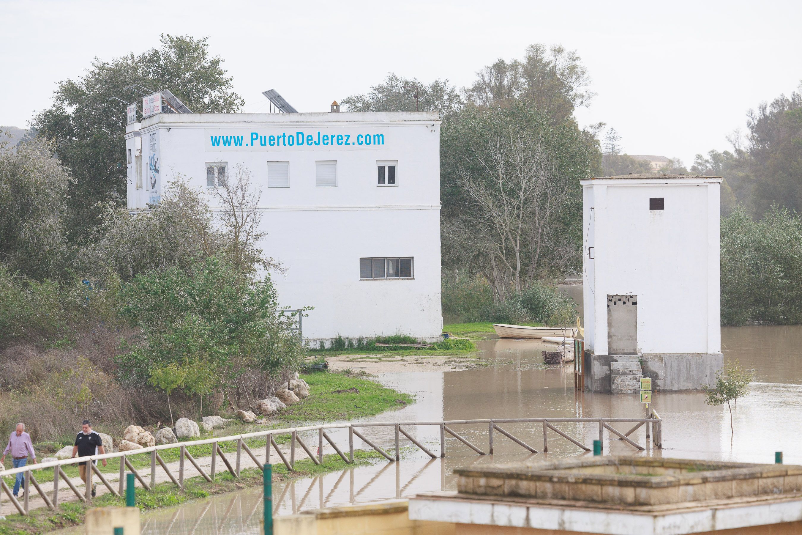 Desalojo de los vecinos por el desborde del Guadalete
