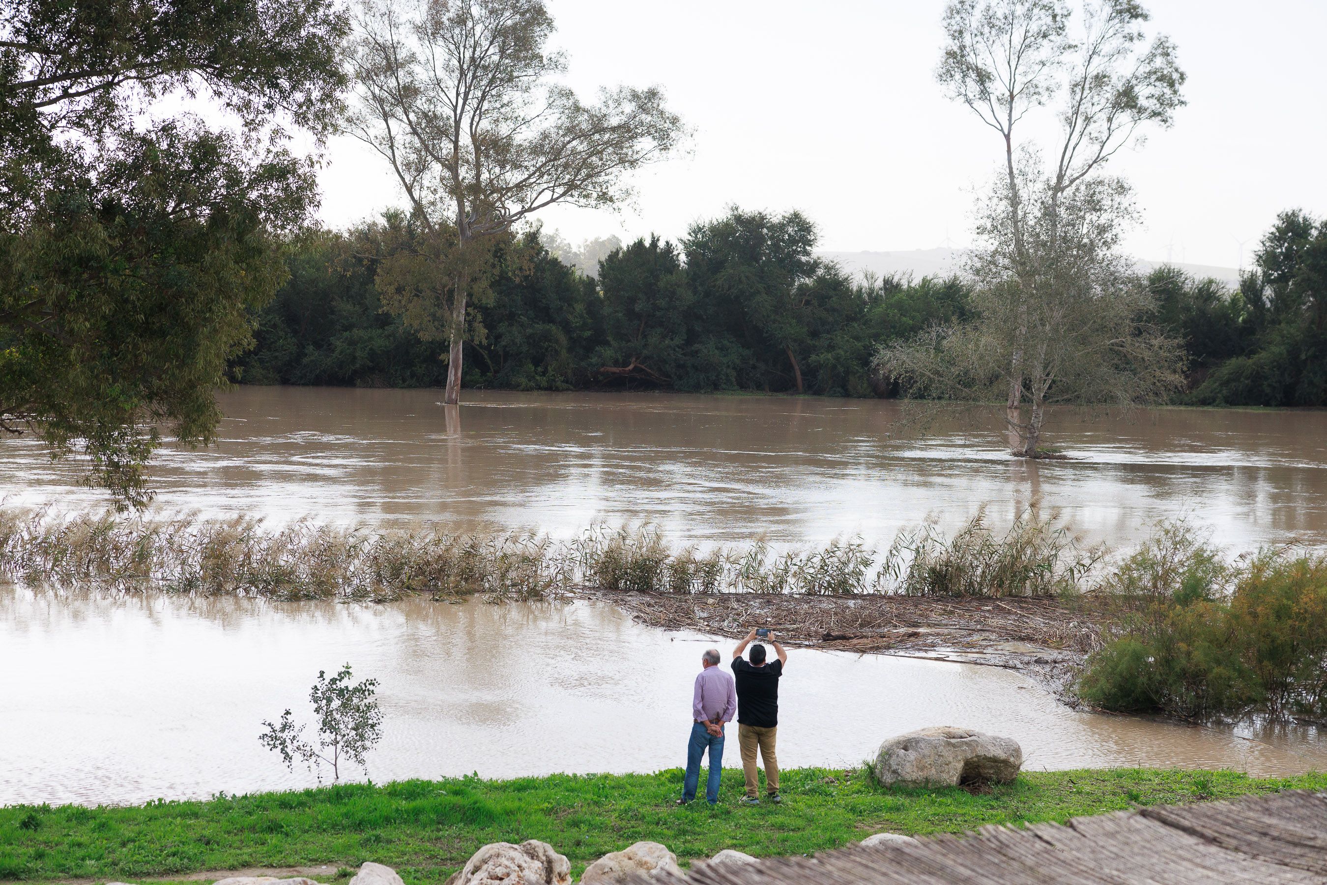 Curiosos se acercan a ver el desborde del Guadalete en la barriada de la Corta