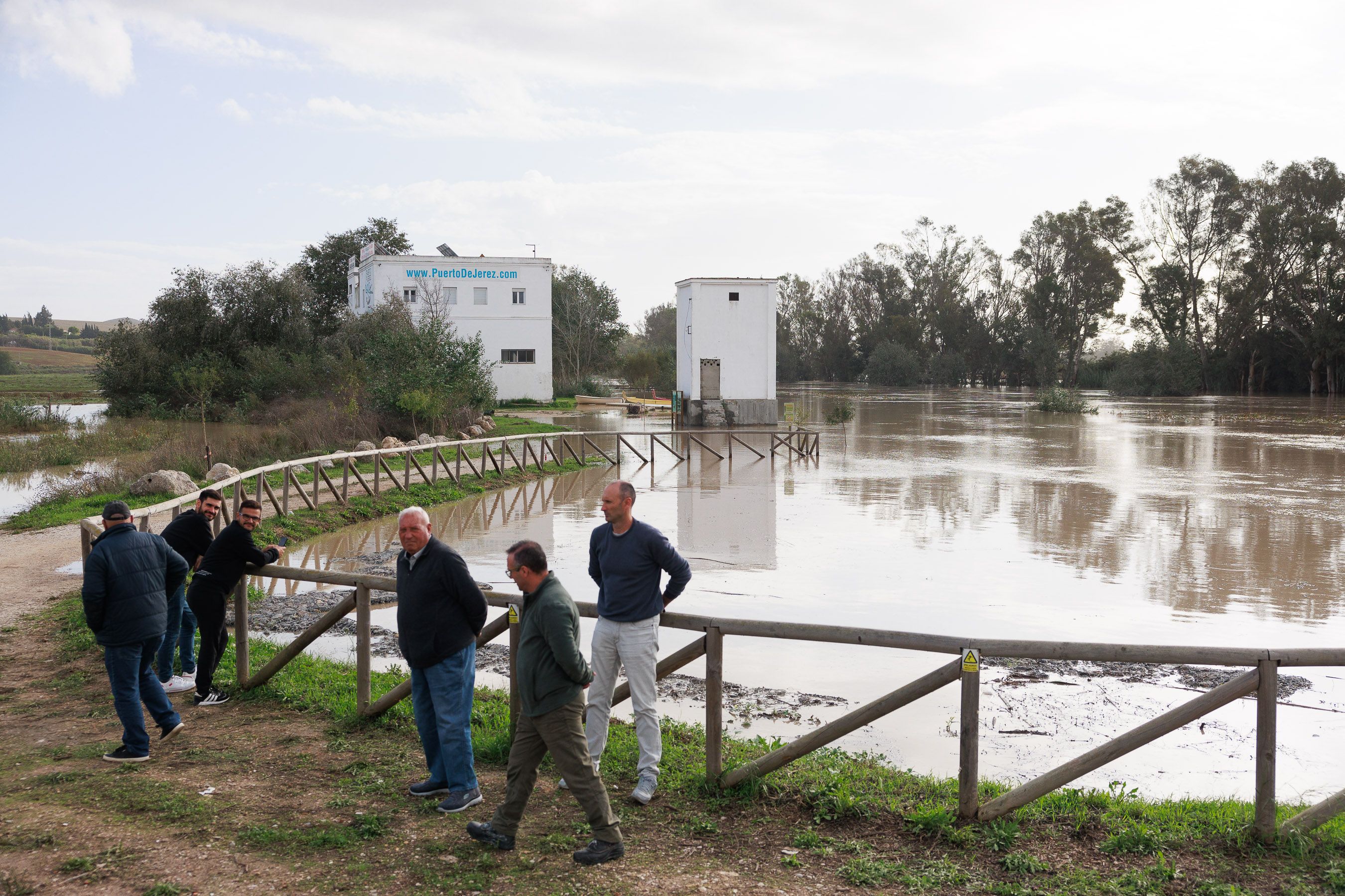 Curiosos se acercan a ver el desborde del Guadalete en la barriada de la Corta