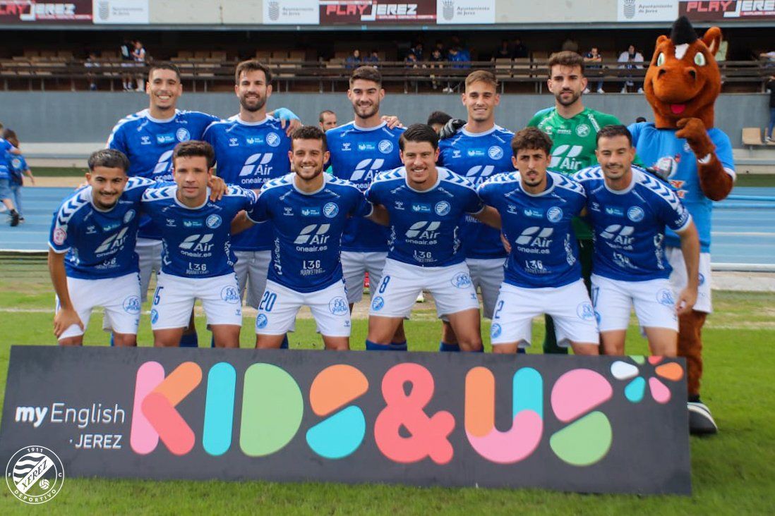 Los jugadores del Xerez Deportivo FC al inicio del partido, en una imagen del club.