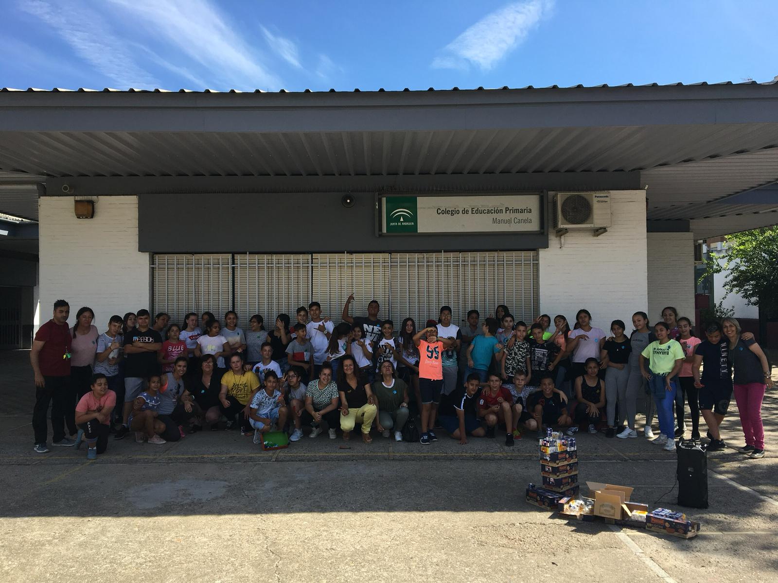 Una promoción de alumnos del CEIP Manuel Canela en Sevilla en una fotografía de archivo del propio centro educativo de hace unos años.