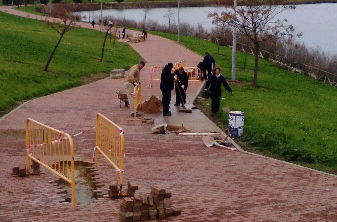 Vista de los deteriorados paseos de la Laguna de Torrox, en una imagen retrospectiva.