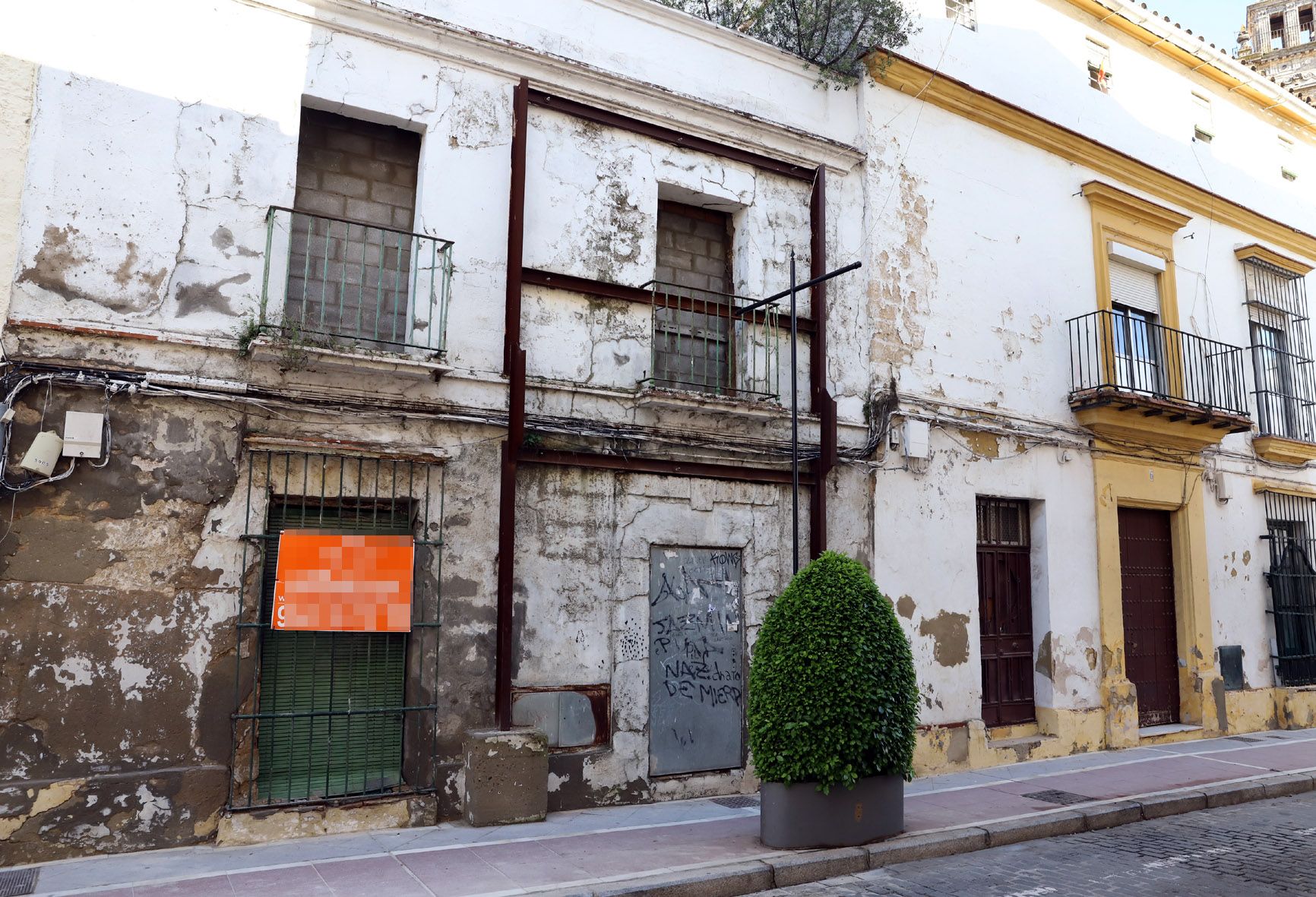 La finca de la calle Merced tapiada por el Ayuntamiento de Jerez.