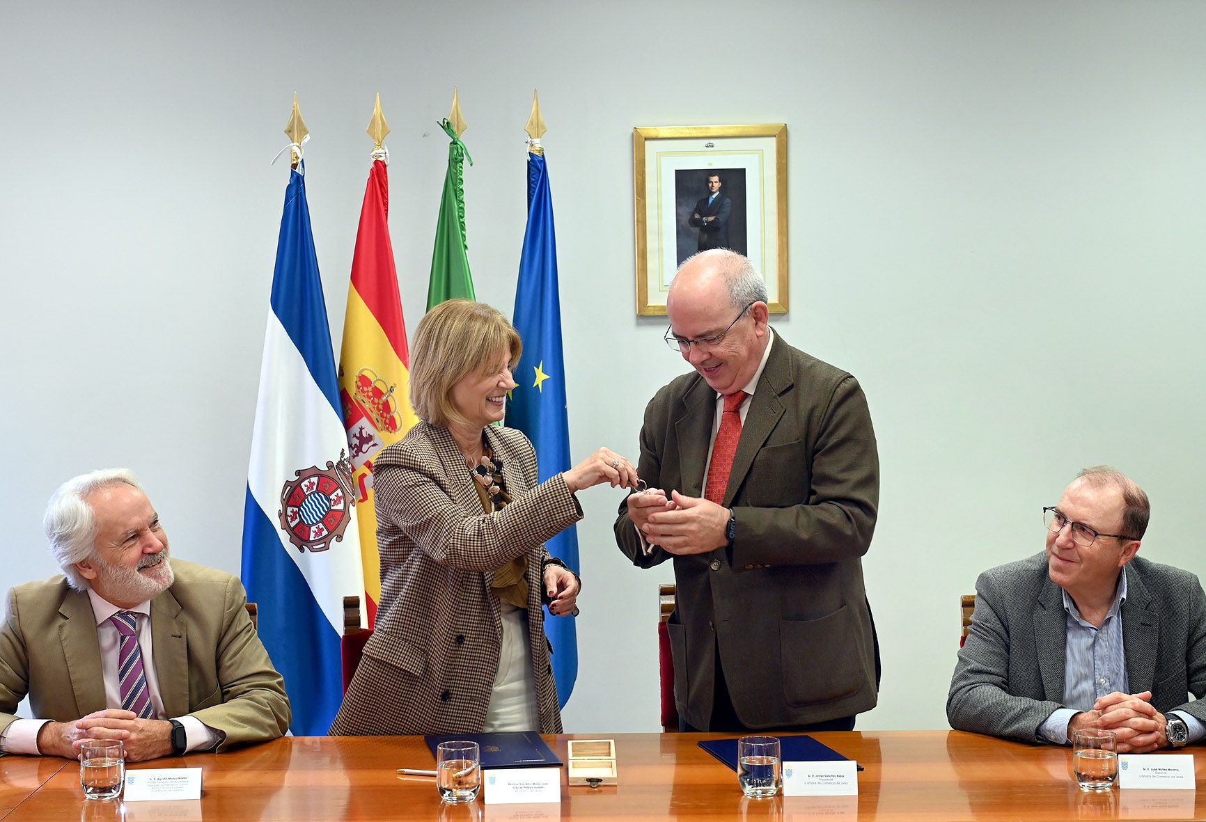 La alcaldesa de Jerez María José García-Pelayo y el presidente de la Cámara de Comercio, Javier Sánchez Rojas, durante la firma del convenio.