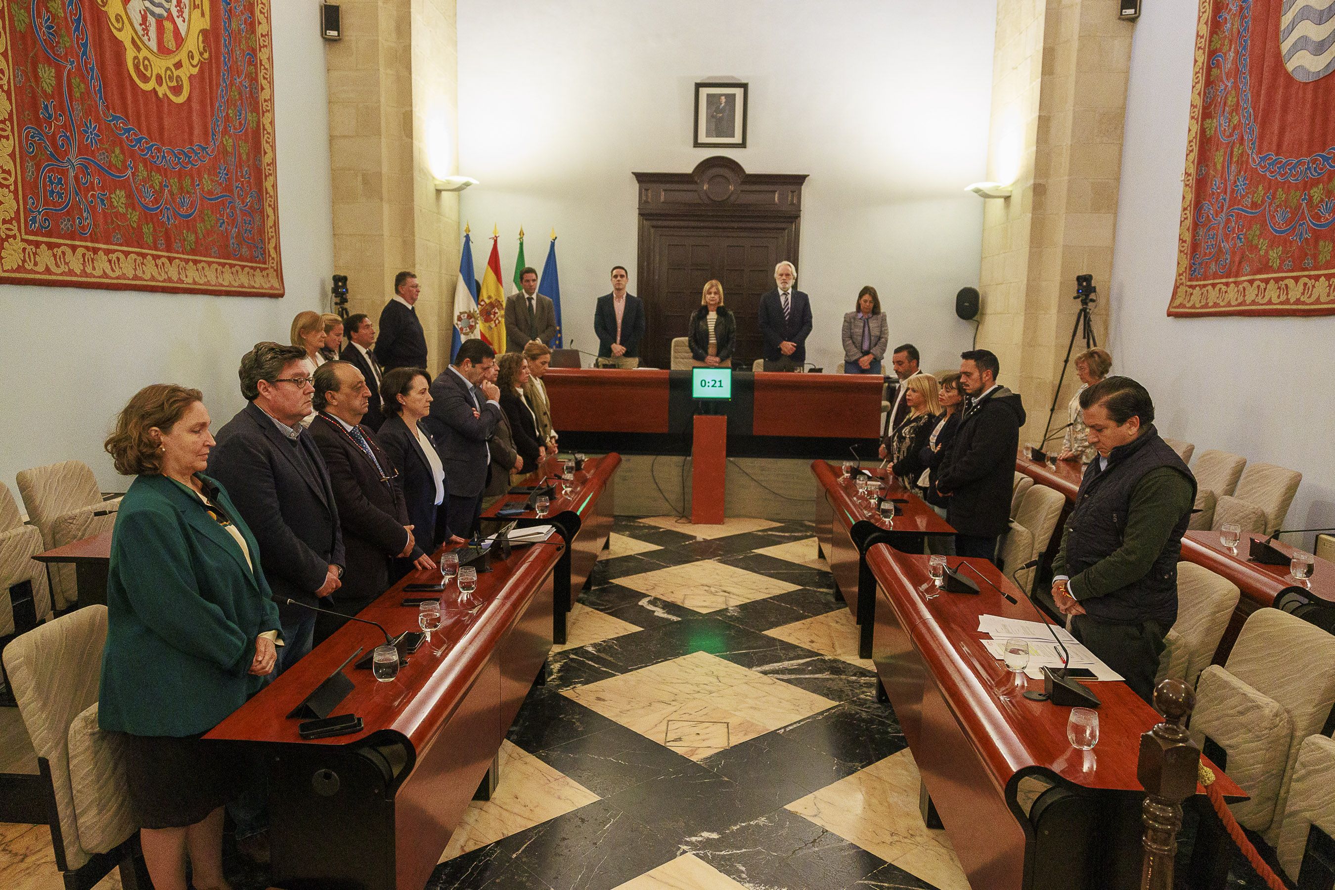 El pleno extraordinario de este jueves en el Ayuntamiento de Jerez, iniciado con un minuto de silencio.