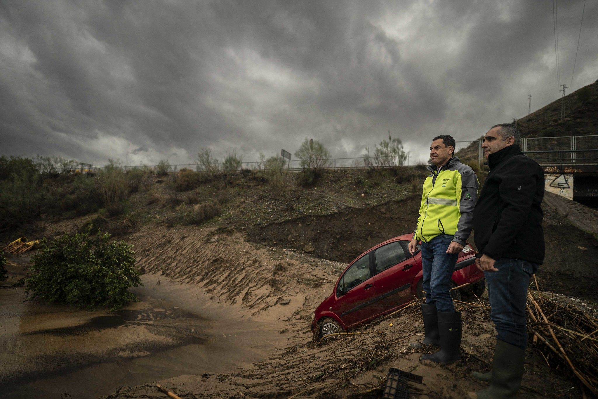 El presidente de la Junta de Andalucía, Junma Moreno, ante los daños de la DANA en Málaga, la pasada semana. El presidente de la Junta de Andalucía, Junma Moreno, ante los daños de la DANA en Málaga, la pasada semana.