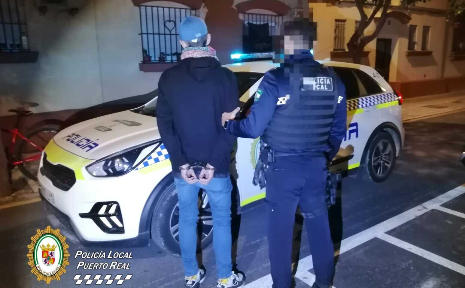 Dos personas han sido detenidas en Puerto Real por el robo de un coche. Dos personas han sido detenidas en Puerto Real por el robo de un coche.
