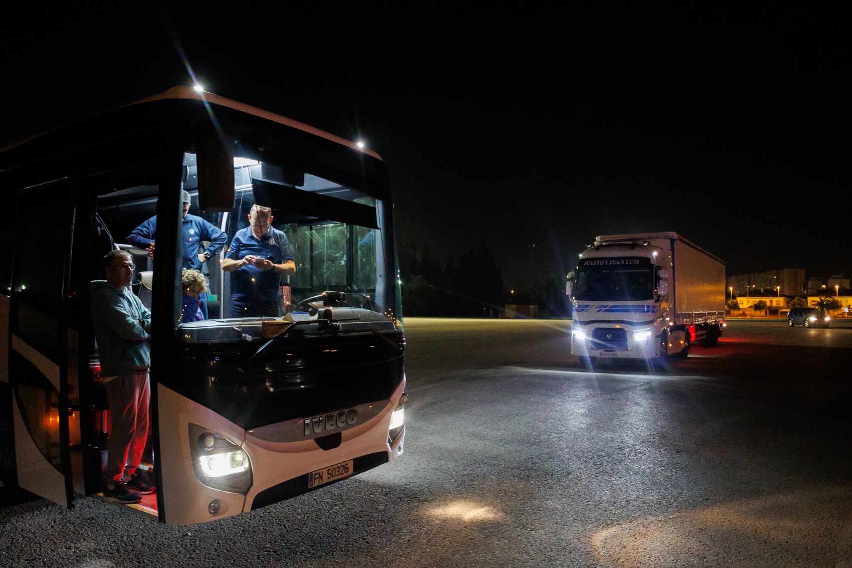 Tráileres de la Policía Nacional con ayuda para Valencia y más de cien voluntarios.