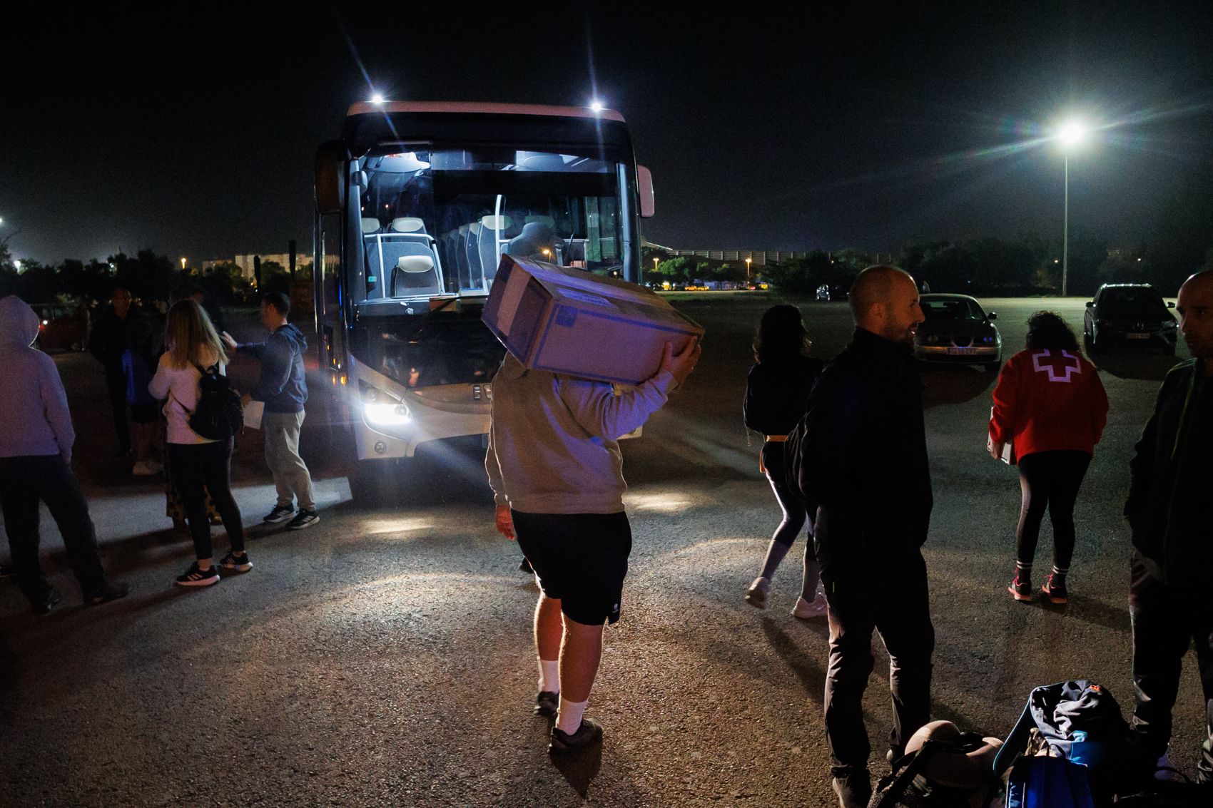 Tráileres de la Policía Nacional con ayuda para Valencia y más de cien voluntarios.