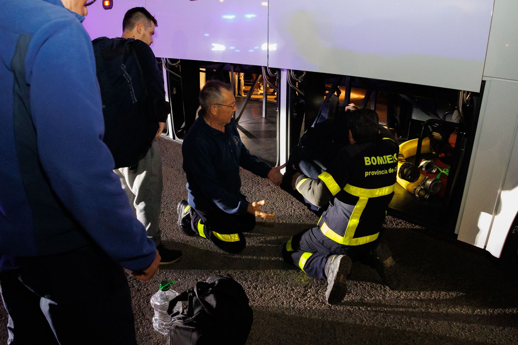 Tráileres de la Policía Nacional con ayuda para Valencia y más de cien voluntarios.
