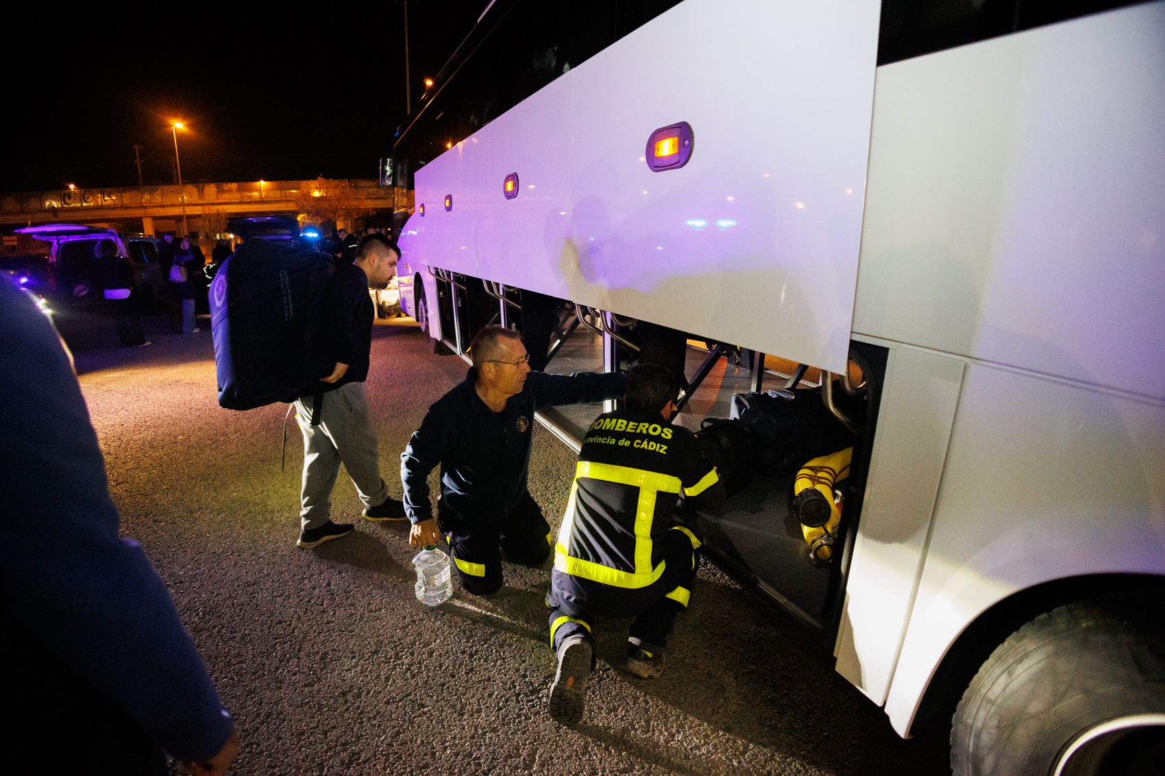Tráileres de la Policía Nacional con ayuda para Valencia y más de cien voluntarios.