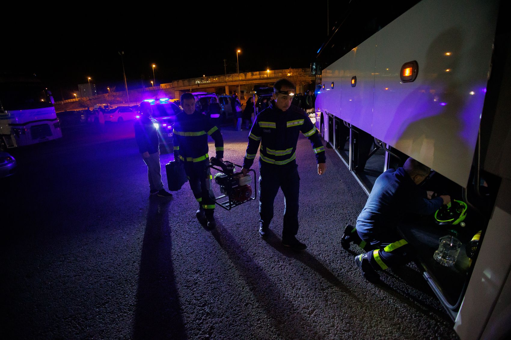 Tráileres de la Policía Nacional con ayuda para Valencia y más de cien voluntarios.