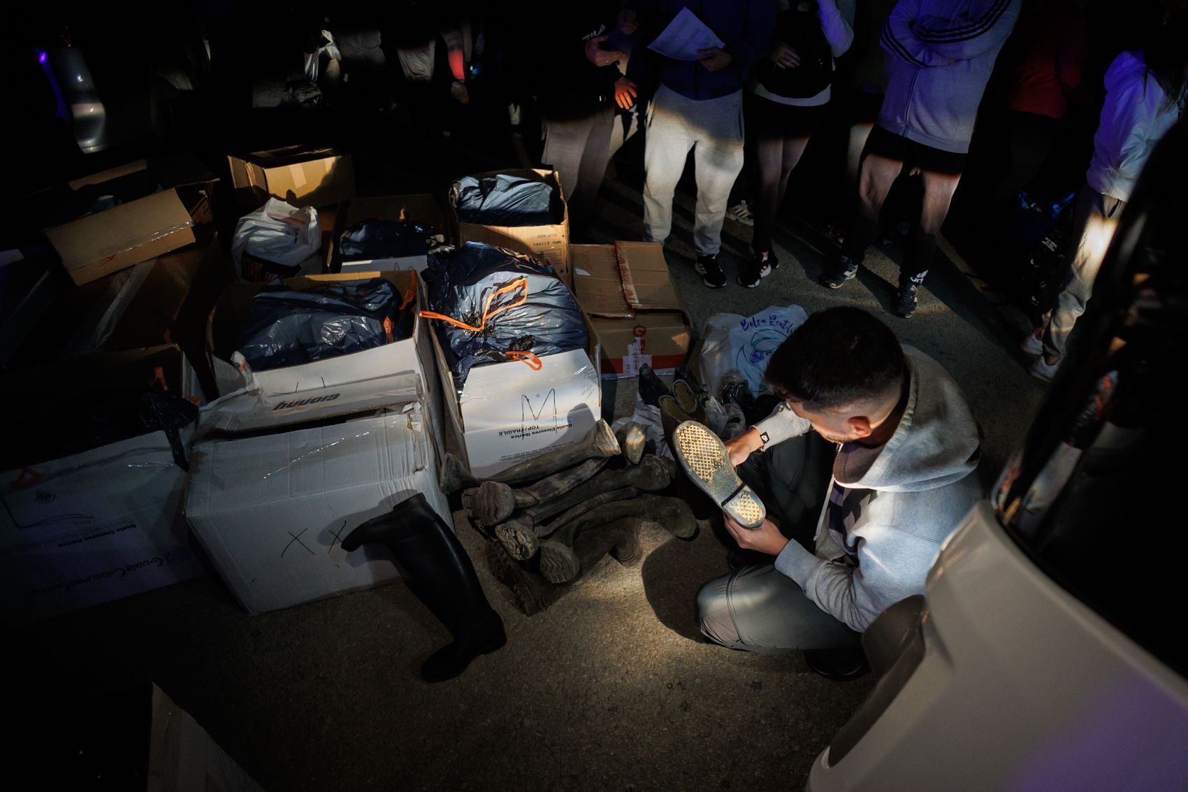 Tráileres de la Policía Nacional con ayuda para Valencia y más de cien voluntarios.