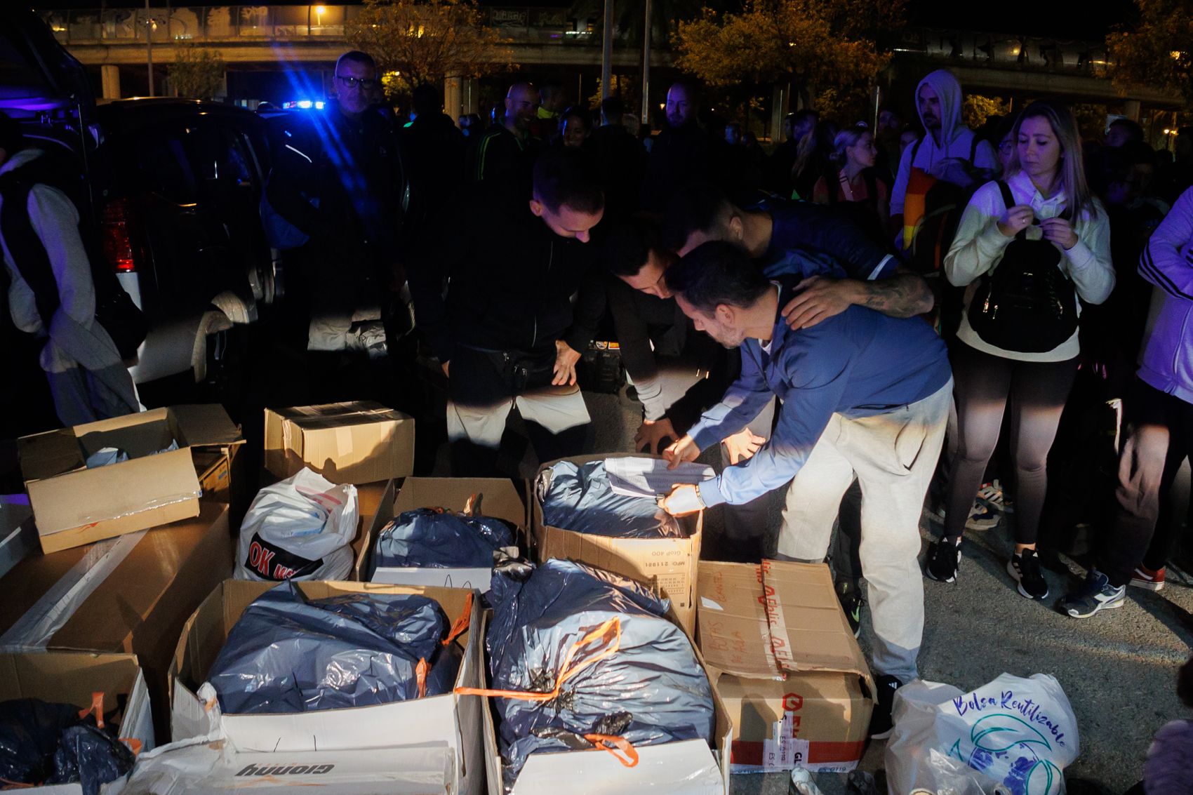 Tráileres de la Policía Nacional con ayuda para Valencia y más de cien voluntarios.