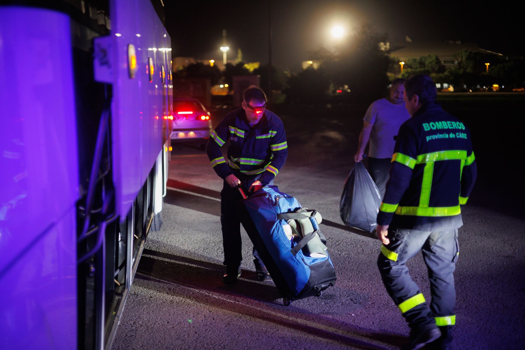 Tráileres de la Policía Nacional con ayuda para Valencia y más de cien voluntarios.