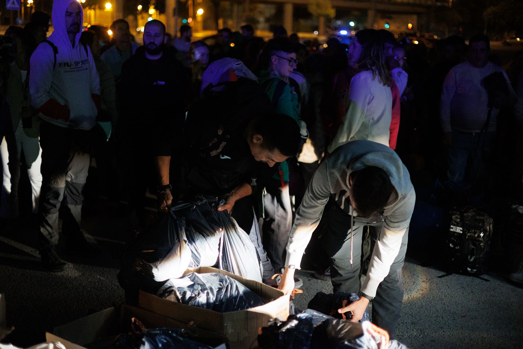 Tráileres de la Policía Nacional con ayuda para Valencia y más de cien voluntarios.