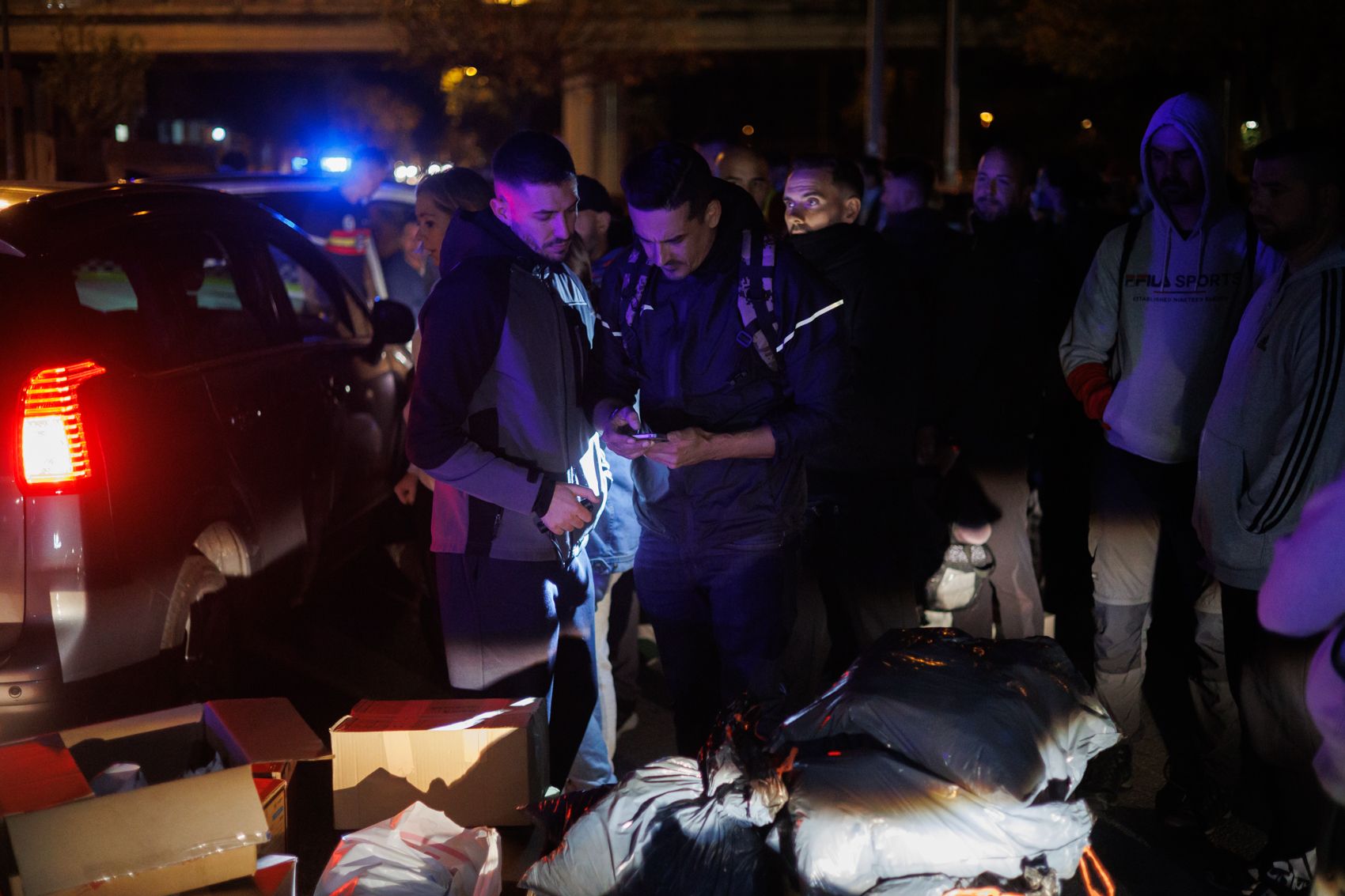 Tráileres de la Policía Nacional con ayuda para Valencia y más de cien voluntarios.