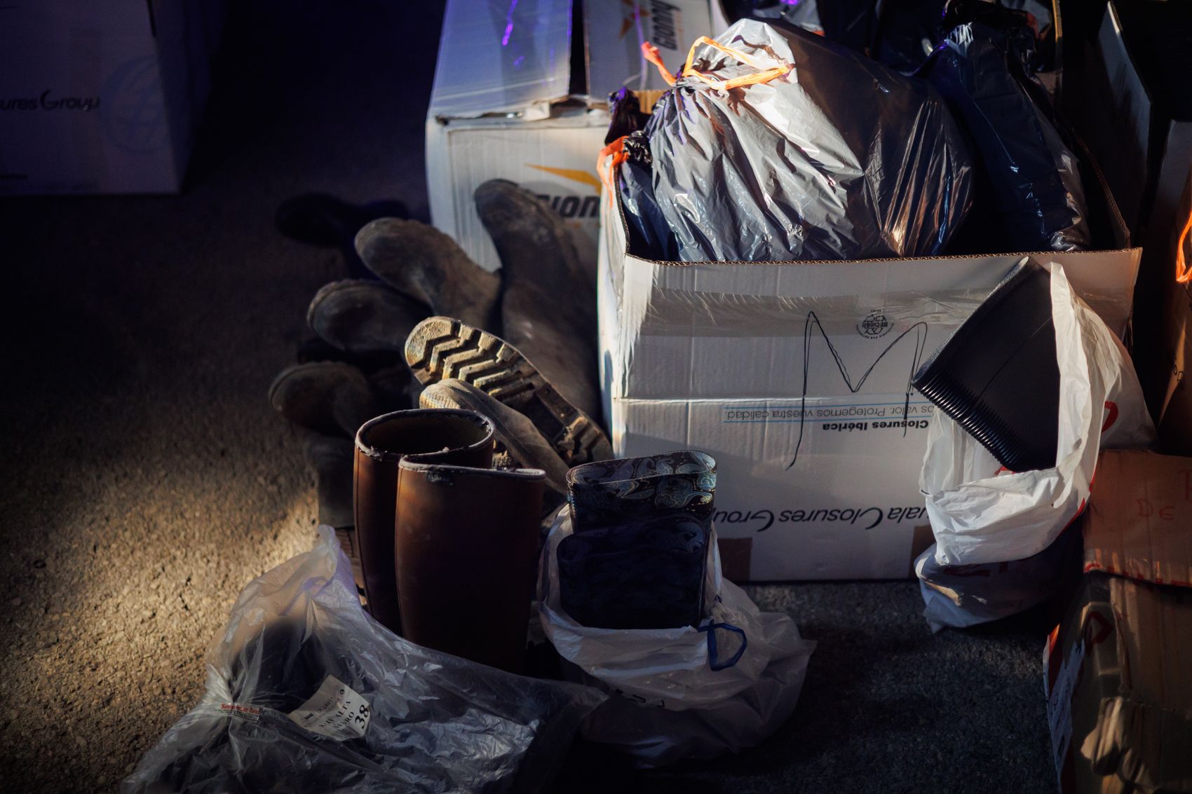 Tráileres de la Policía Nacional con ayuda para Valencia y más de cien voluntarios.