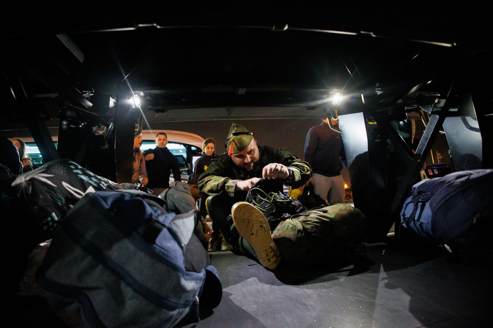 Tráileres de la Policía Nacional con ayuda para Valencia y más de cien voluntarios.