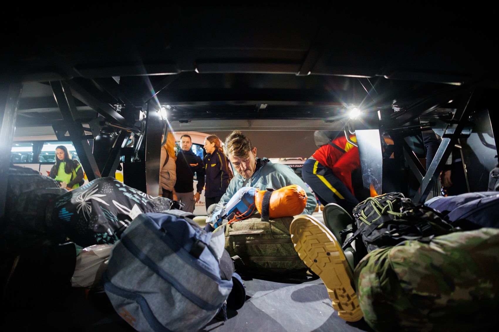 Tráileres de la Policía Nacional con ayuda para Valencia y más de cien voluntarios.