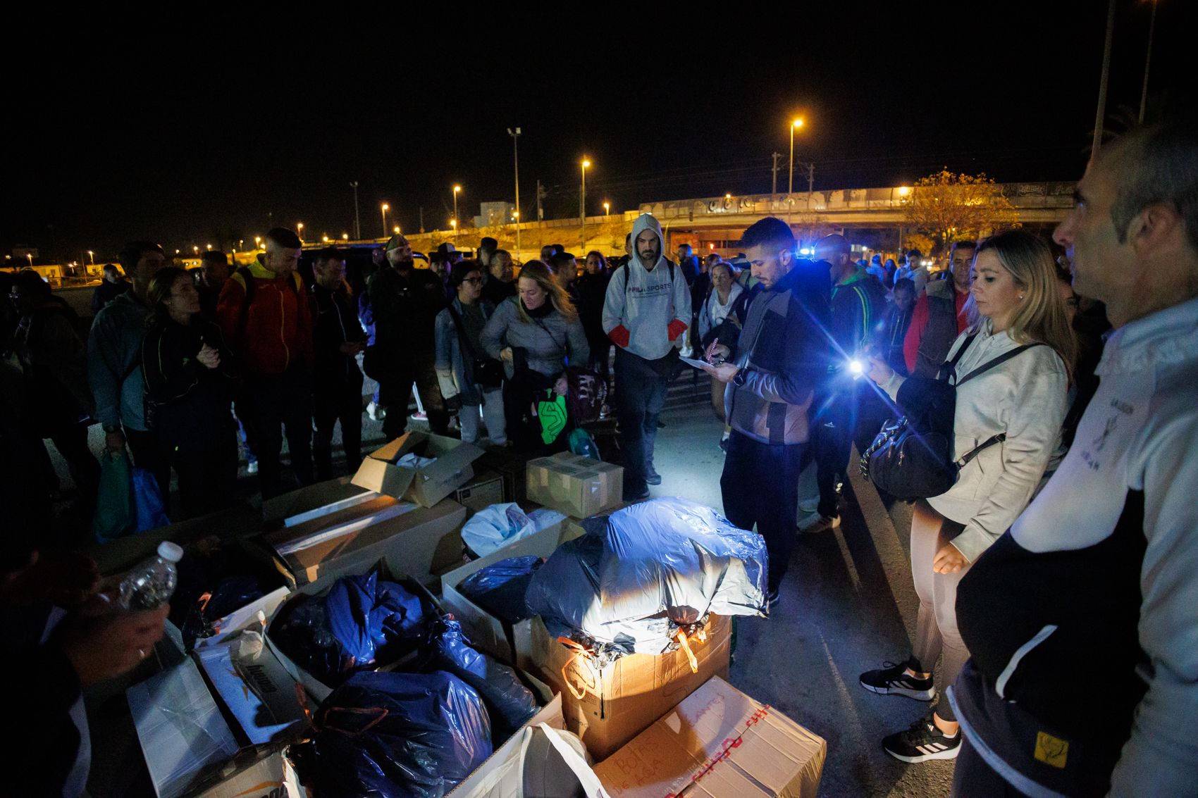 Tráileres de la Policía Nacional con ayuda para Valencia y más de cien voluntarios.