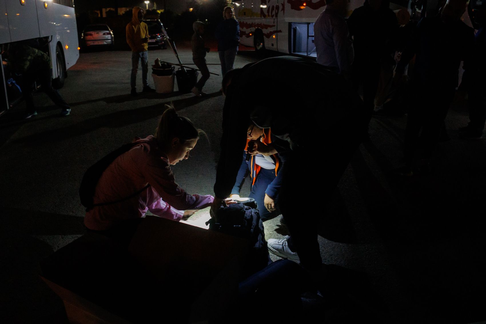 Tráileres de la Policía Nacional con ayuda para Valencia y más de cien voluntarios.