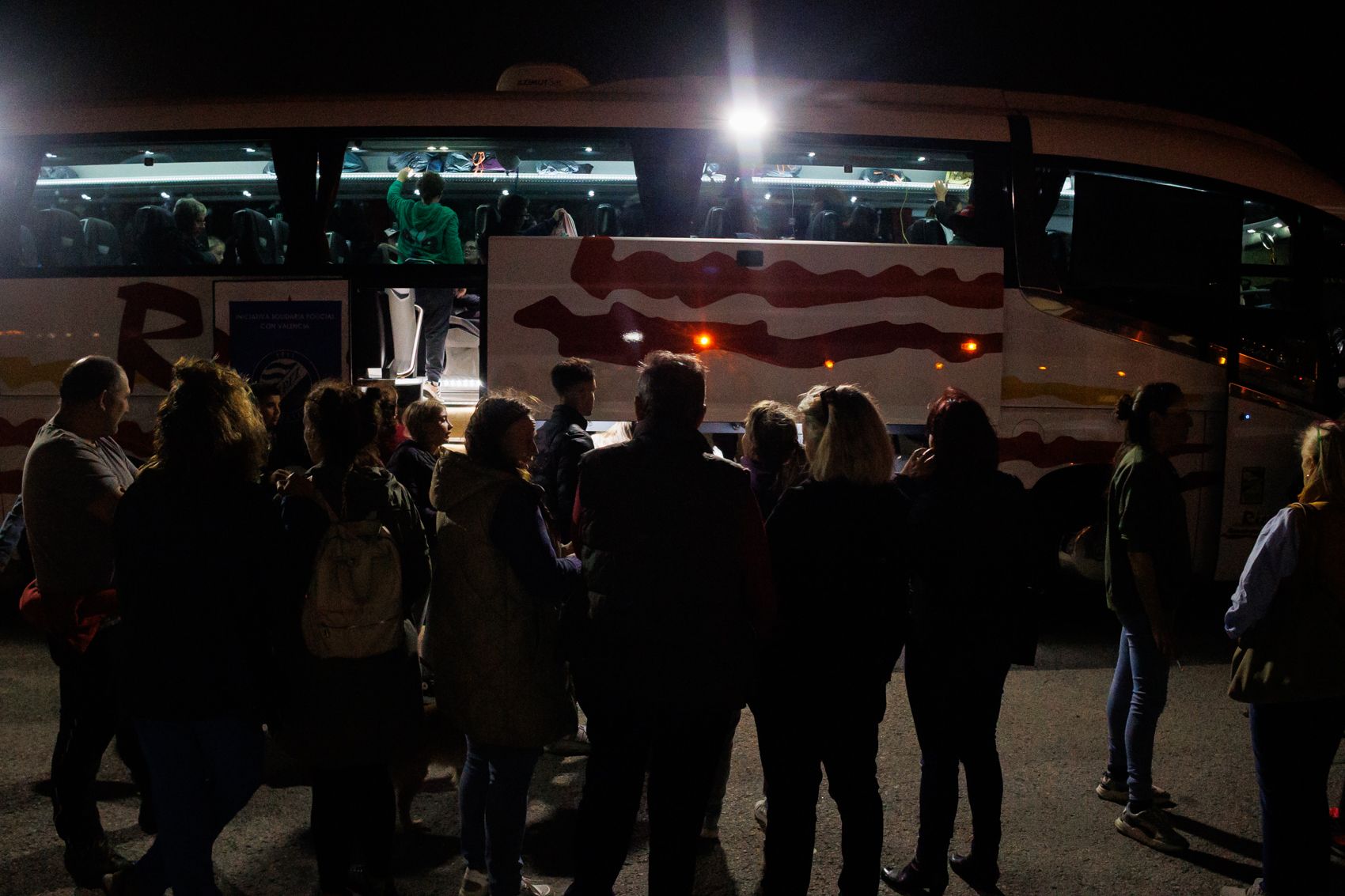 Tráileres de la Policía Nacional con ayuda para Valencia y más de cien voluntarios.
