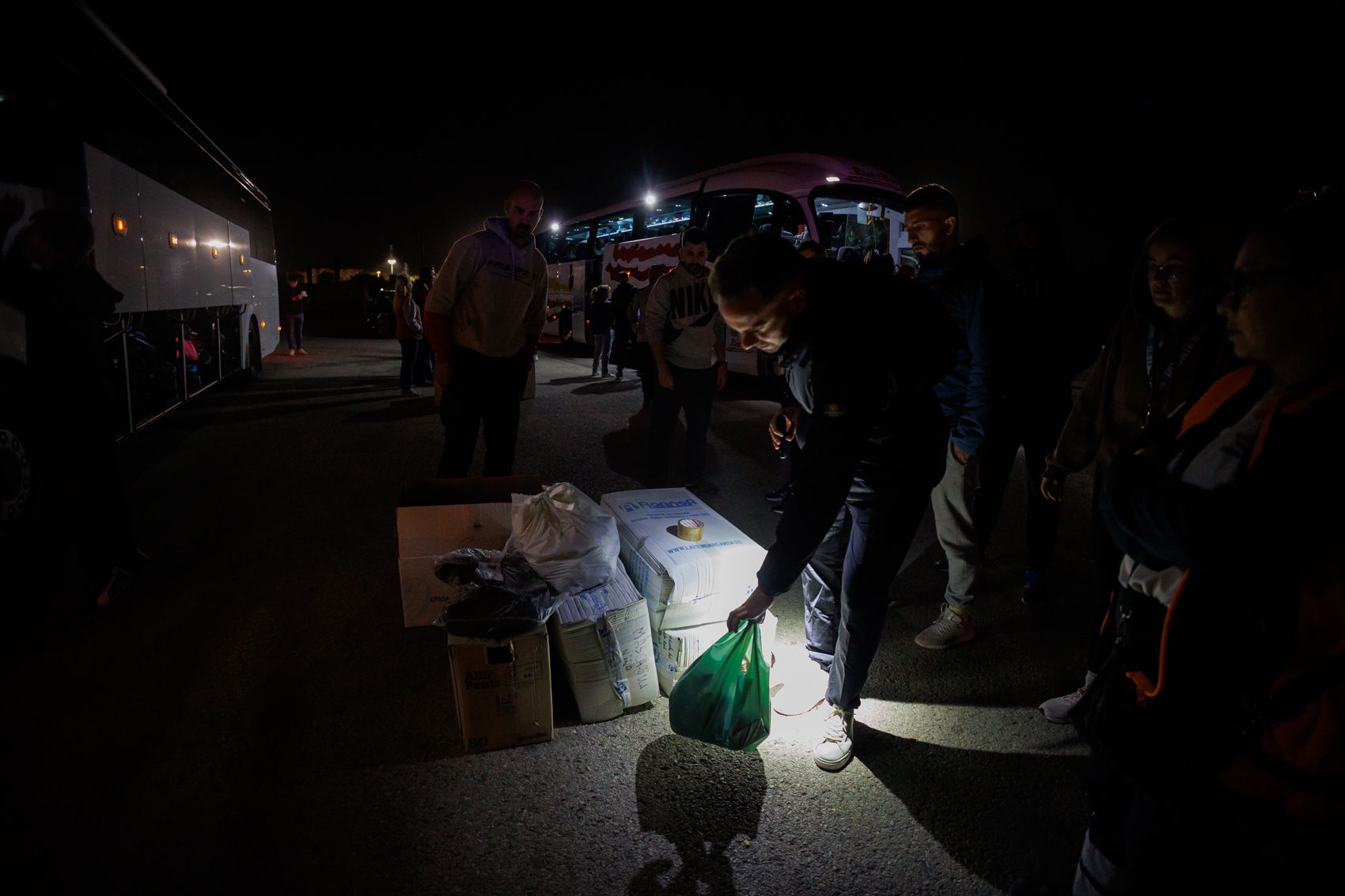 Tráileres de la Policía Nacional con ayuda para Valencia y más de cien voluntarios.