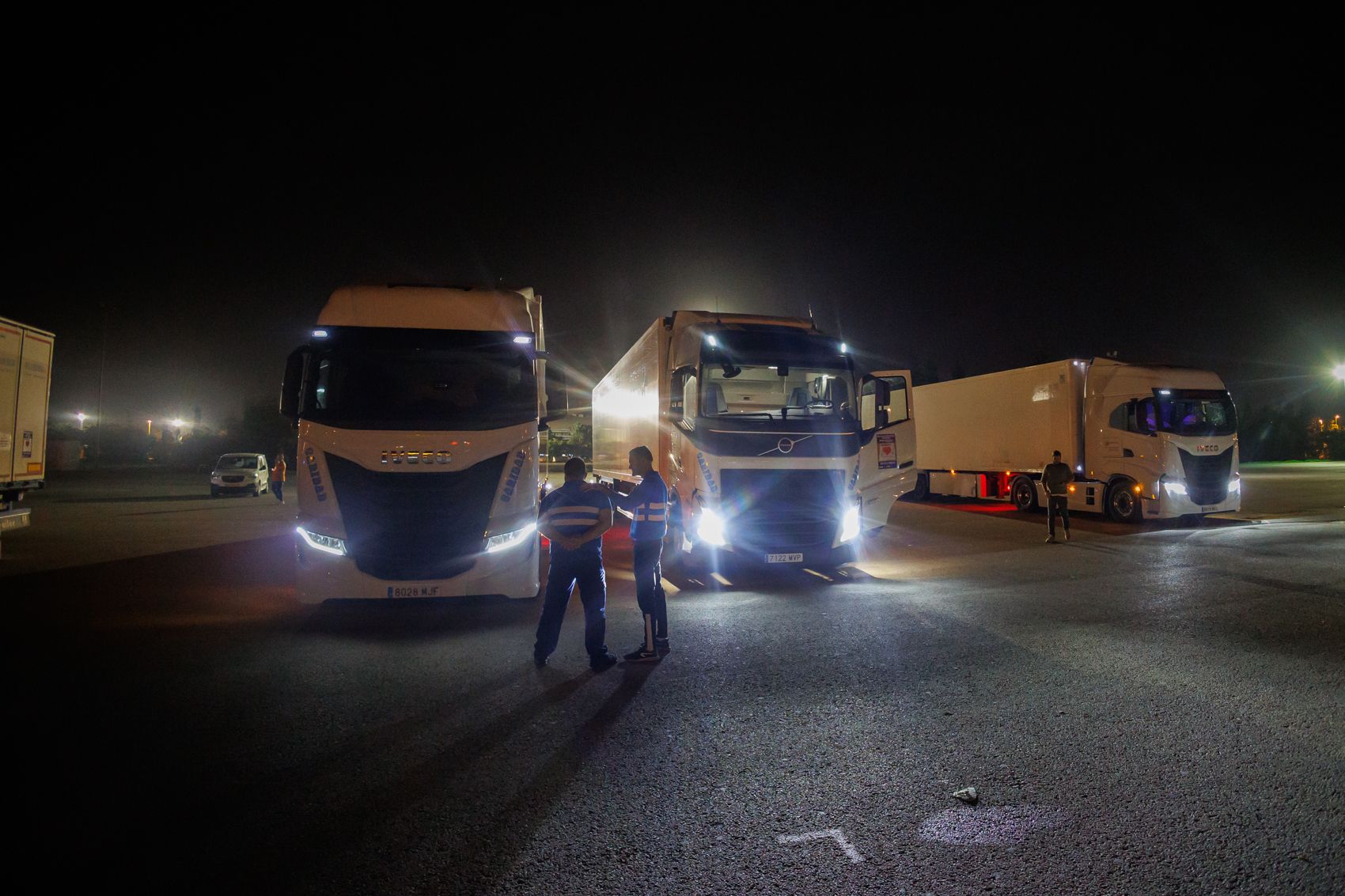 Tráileres de la Policía Nacional con ayuda para Valencia y más de cien voluntarios.