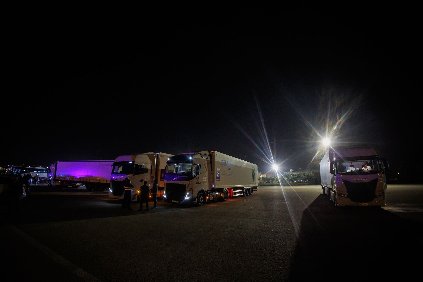 Tráileres de la Policía Nacional con ayuda para Valencia y más de cien voluntarios.