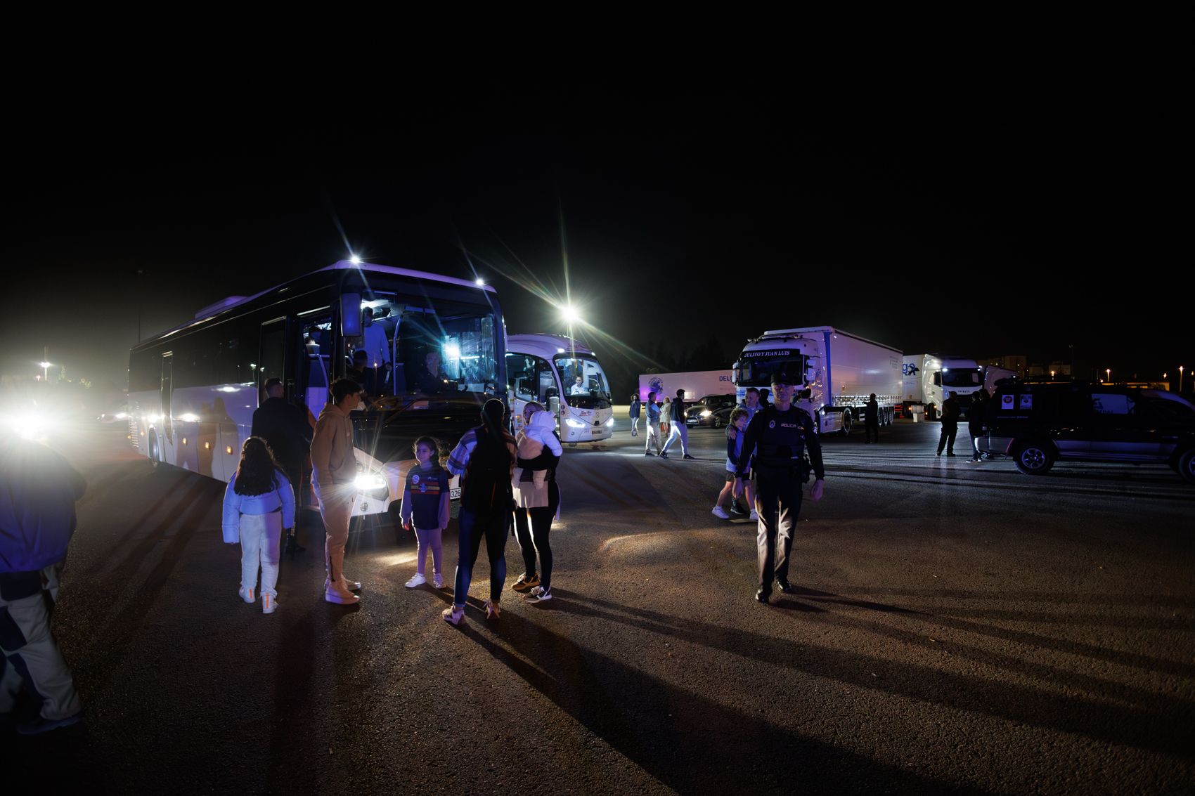 Tráileres de la Policía Nacional con ayuda para Valencia y más de cien voluntarios.