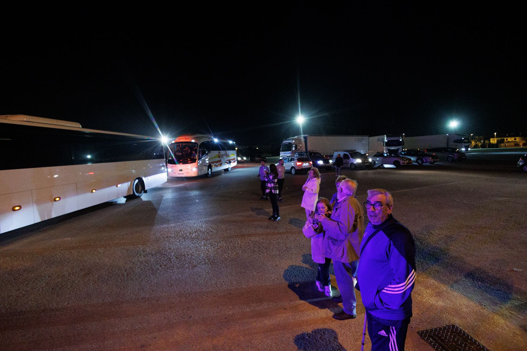 Tráileres de la Policía Nacional con ayuda para Valencia y más de cien voluntarios.