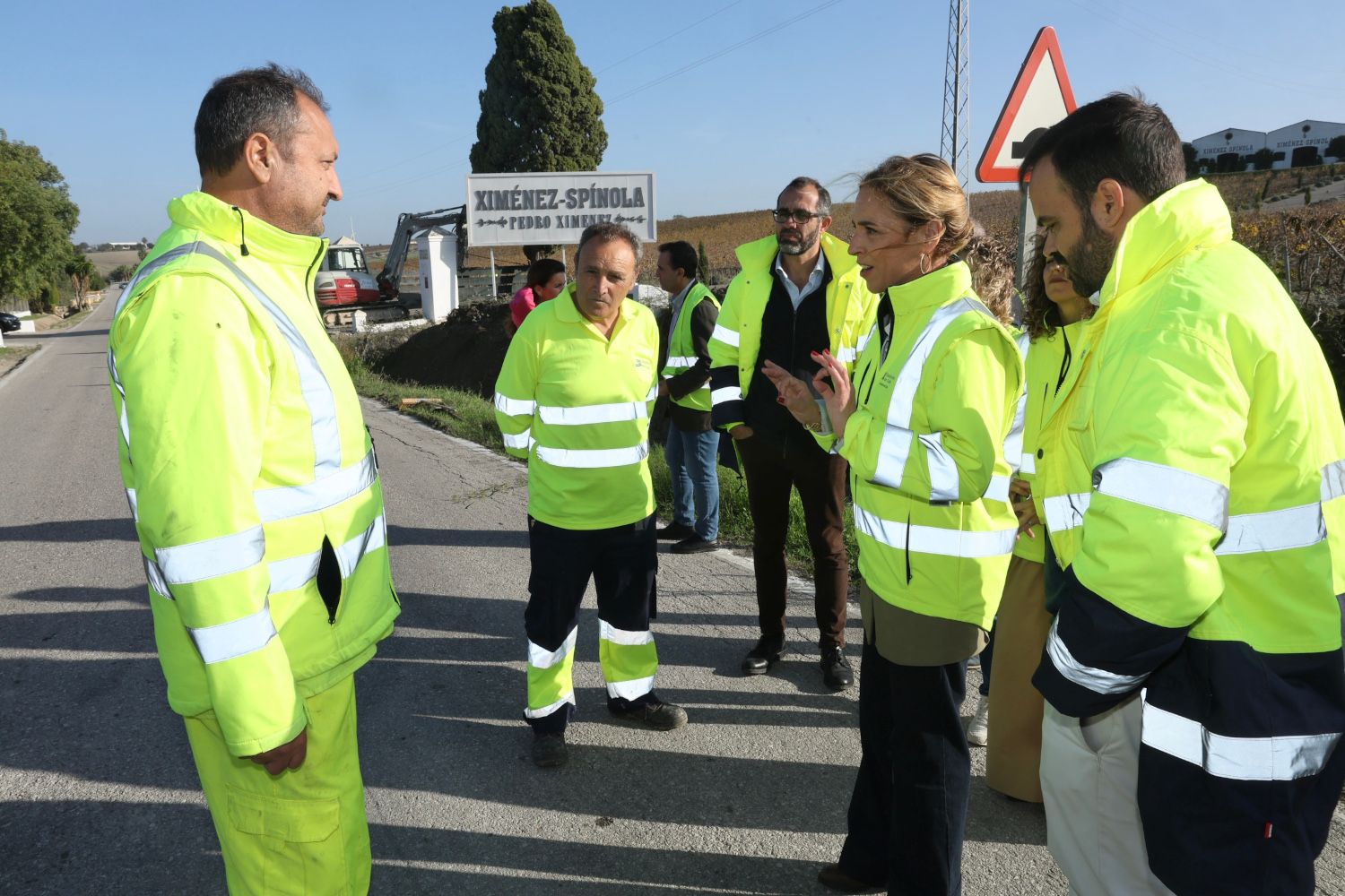 Trabajos de mantenimiento en la carretera de Las Tablas tras la DANA. Trabajos de mantenimiento en la carretera de Las Tablas tras la DANA.