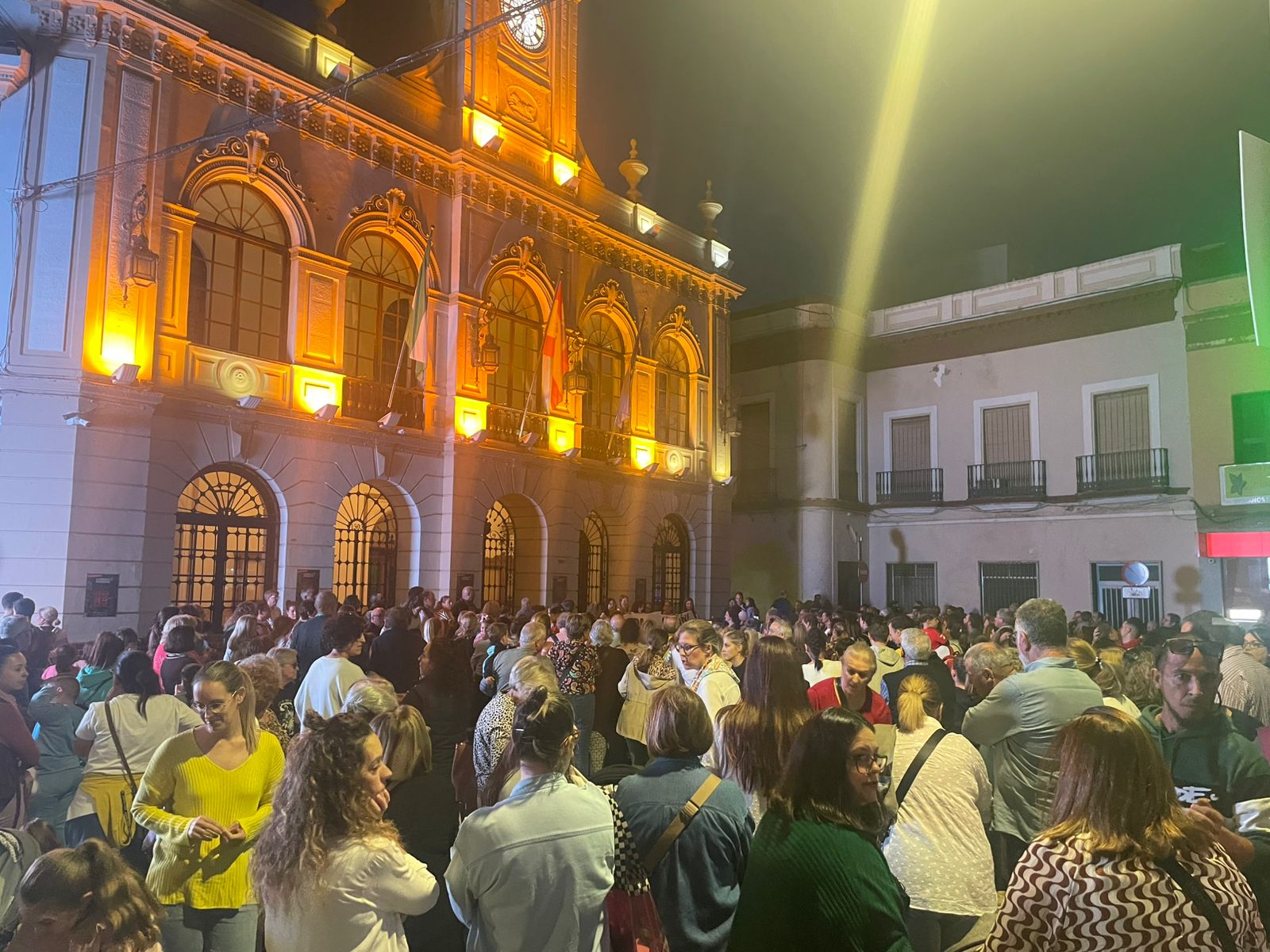 La manifestación en la plaza del Ayuntamiento de Morón.