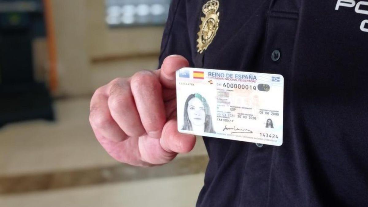 La Policía Nacional con uno de los nuevos DNI en una fotografía de archivo.
