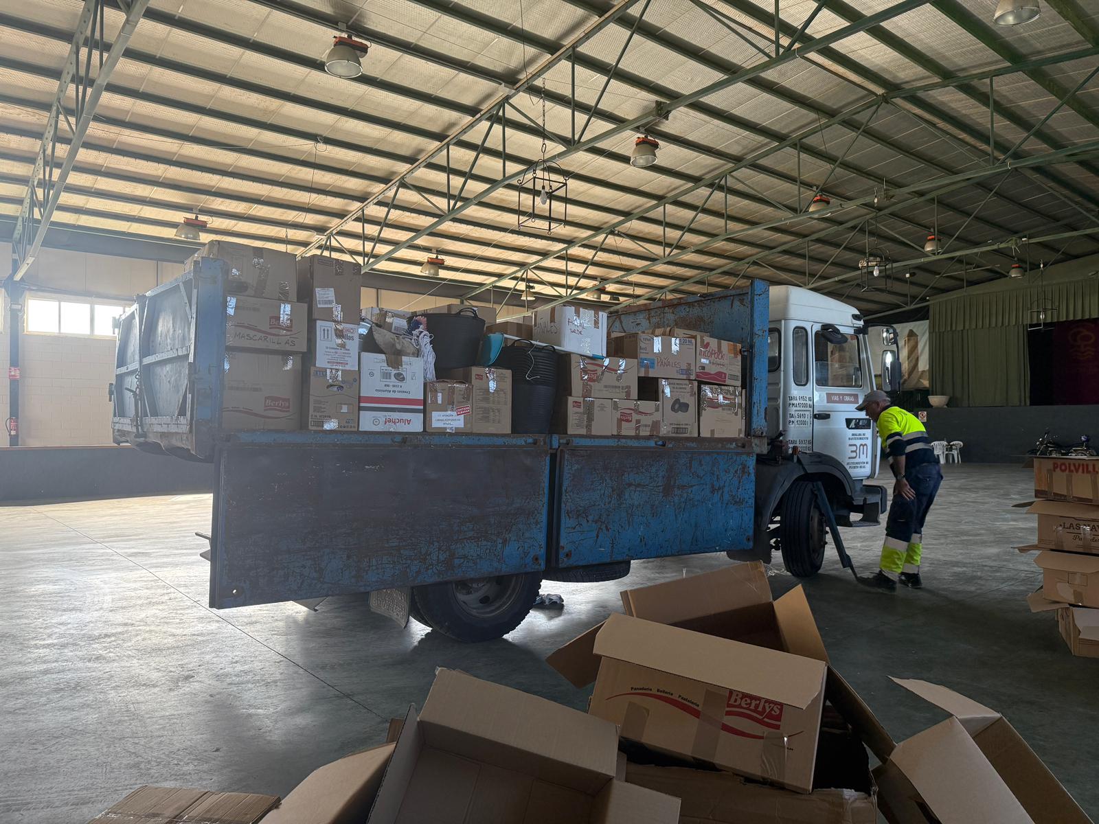 Uno de los camiones que ha recogido esta mañana productos por Puerto Real.