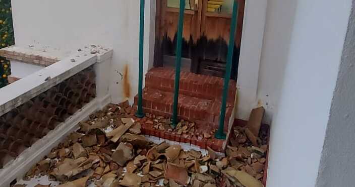 Derrumbe de parte del voladizo de un tejado del Palacio de Marzales, sede de los Juzgados de lo Penal de Algeciras. Derrumbe de parte del voladizo de un tejado del Palacio de Marzales, sede de los Juzgados de lo Penal de Algeciras.