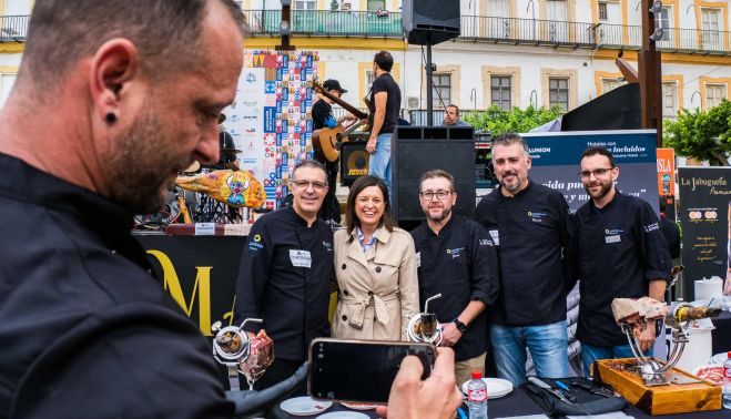 Así ha sido la X Feria Solidaria de Cortadores de Jamón.