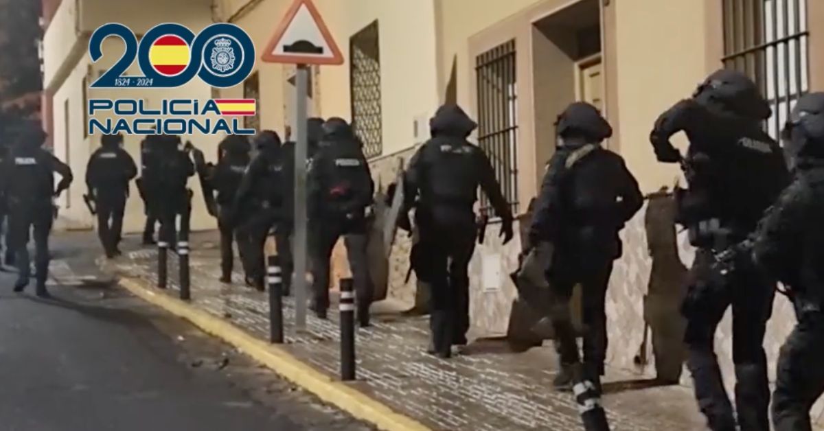 Imagen del operativo policial montado para la detención de un hombre radicalizado en el Daesh que suponía una amenaza para la seguridad ciudadana. Imagen del operativo policial montado para la detención de un hombre radicalizado en el Daesh que suponía una amenaza para la seguridad ciudadana.