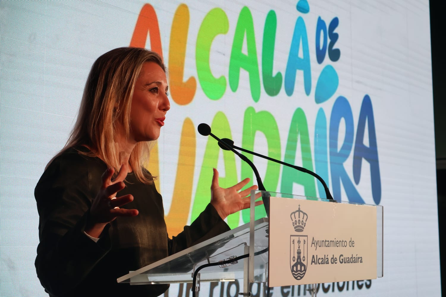 La alcaldesa de Alcalá de Guadaíra en su interveción ante la nueva marca turística.