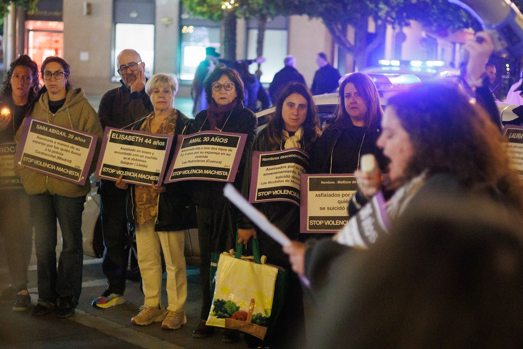 Vigilia por las mujeres asesinadas en 2024 en Jerez, este domingo.