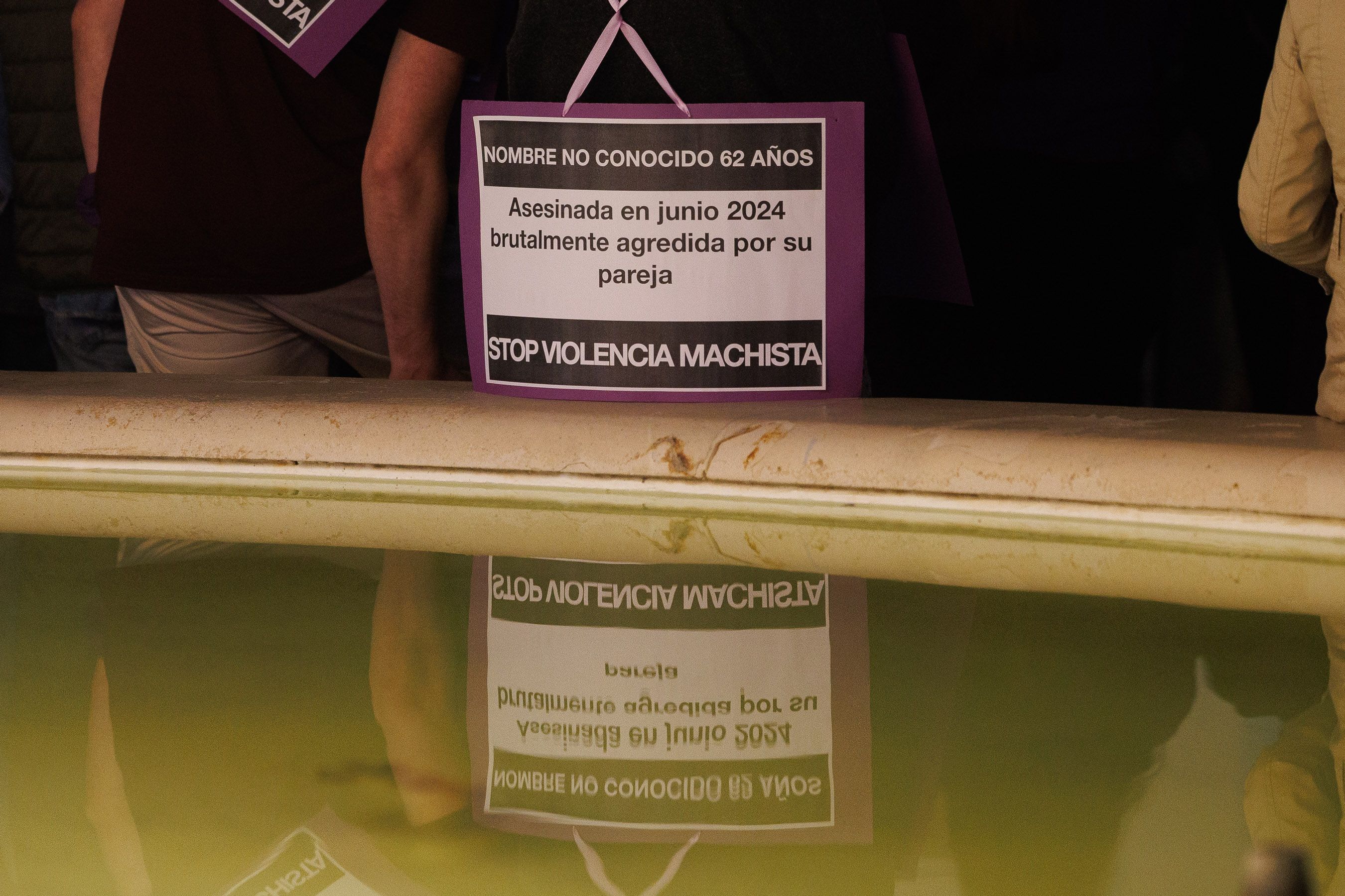 Detalle de una de las esquelas llevadas en la manifestación por el 25N en Jerez.