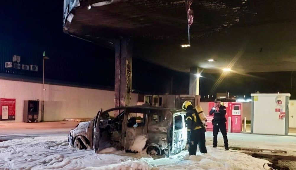 La furgoneta calcinada en Chiclana.