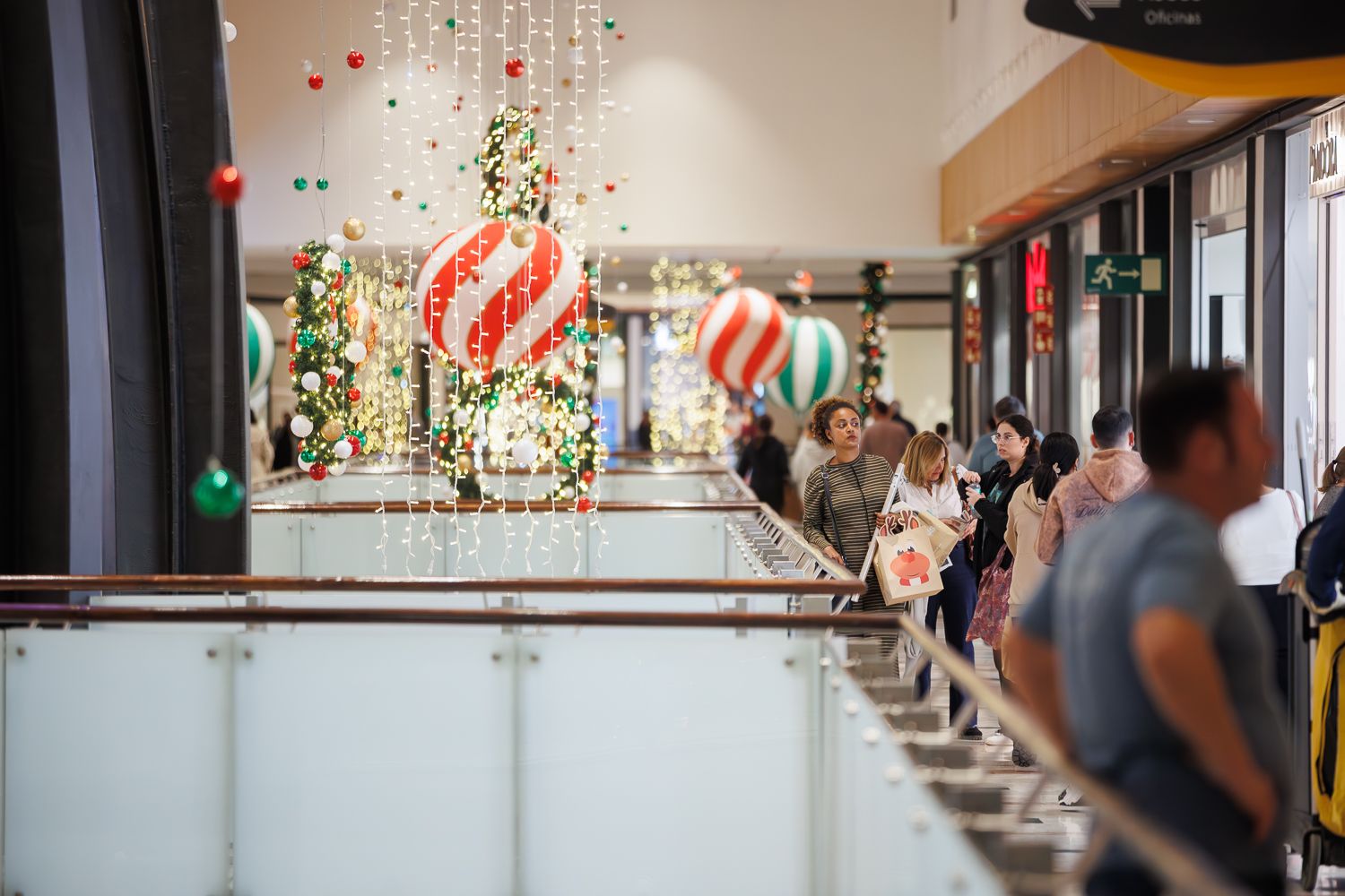Compras navideñas en el centro comercial Área Sur en una imagen de archivo. Compras navideñas en el centro comercial Área Sur en una imagen de archivo.