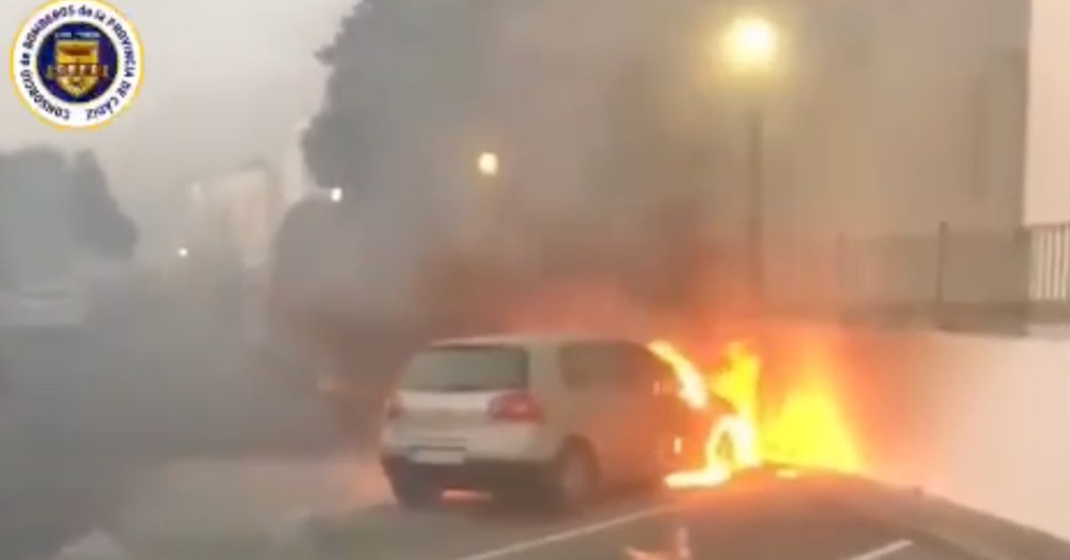 El coche que ha salido ardiendo en Vejer junto a un colegio.